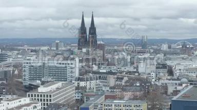 天空：在多云的日子里，<strong>德国科隆大教堂</strong>从空中拍摄的大片