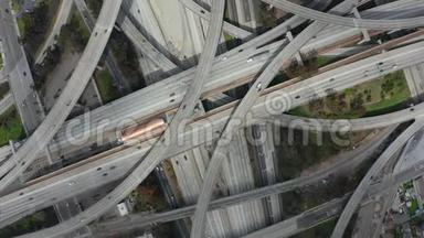 阿雷亚尔：普雷格森法官高速公路上的壮观的正面镜头，展示了多条公路、桥梁、高架桥和高架桥