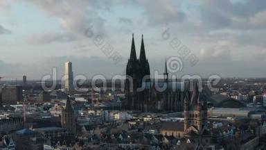 空气：阳光明媚的一天，德国科隆大教堂从空中拍摄