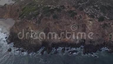 飞机：从加州马里布上空飞行，在日落时可看到海滩岸线和山崖