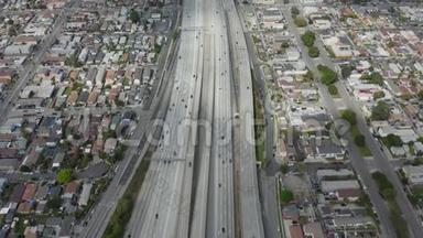 空中：在多云的阴天，加利福尼亚州洛杉矶110号高速公路上空缓慢的俯视，车辆很少