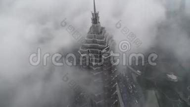 惊心动魄的时光流逝：雾霭笼罩下的金茂大厦，云朵掠过，<strong>车水马龙</strong>