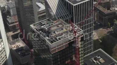 空气：城市汽车交通和倒影的城市环境中摩天大楼建筑工地的超级近景