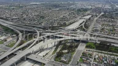 埃雷利亚：壮观的法官普雷格森高速公路显示了多个道路，桥梁，Viaducts与小汽车交通在洛杉矶