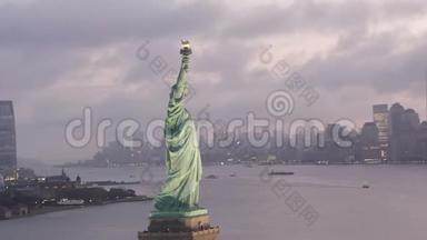 光环：自由女神像在清晨的灯光下闪耀，背景是多雾的纽约市天际线