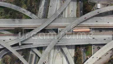 空中：壮观的头顶上，沿着普雷格森法官高速公路拍摄，展示了多条道路、桥梁、高架桥和高架桥。