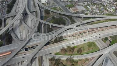 法官：普雷格森巨大的公路连接显示多个道路，桥梁，Viaducts与小汽车交通在洛杉矶