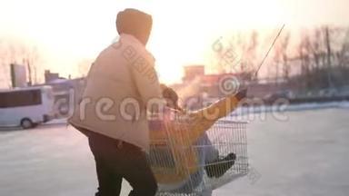 快乐的年轻夫妇骑着手推车在<strong>商场</strong>停车场。 阳光照在背景上。 慢动作
