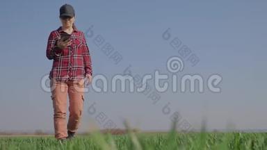 女孩<strong>农民</strong>红脖子与数字平板行走在土地上<strong>播种</strong>在绿色的田野。 生态农业概念