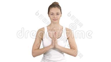 年轻的<strong>瑜伽女子</strong>练<strong>瑜伽</strong>，做着纳马的手势，锻炼身体，穿着白色的t恤。