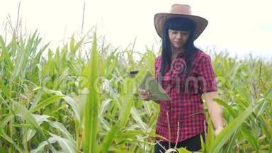 生活方式智慧<strong>生态农业</strong>养殖理念.. 农民女孩植物研究人员在检查时使用和触摸平板电脑