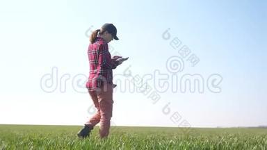 女孩<strong>农民</strong>红脖子与数字平板行走在土地上<strong>播种</strong>在绿色的田野。 生态农业概念