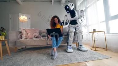 一个机器人和一个女人在笔记本电脑上说话。 智能家居概念。