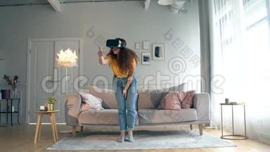 客厅里有一位年轻女子坐着VR眼镜。 智能家居概念。