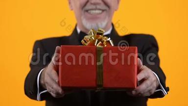 老人带红色礼品盒，生日礼物，节日惊喜，<strong>亲情</strong>