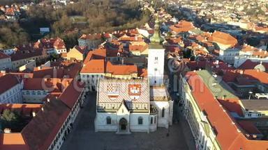 位于克罗地亚<strong>萨格勒布</strong>历史悠久的老城区中心的上城区主要广场和位于<strong>萨格勒布</strong>2号背景的圣马克教堂