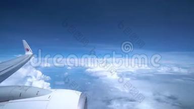 从<strong>飞机</strong>窗口的时间推移。 美丽的天空和<strong>云彩</strong>。