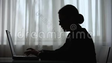 女士夜间在笔记本电脑上工作时感到酷热和眩晕的剪影