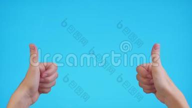女人的双手指向交叉空间，在蓝色背景上竖起大拇指