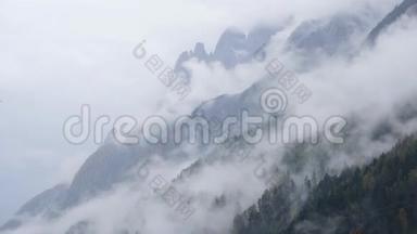 神秘多云多雾的秋季高山山坡景象.. 奥地利Lienzer Dolomiten阿尔卑斯山。