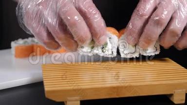 新鲜美味的寿司卷。 食物录像。 在木板上服役。 手拿寿司。 大师寿司卷放寿司。 <strong>高清高清</strong>