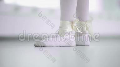 穿着芭蕾舞鞋的女舞者脚踩着脚趾走路