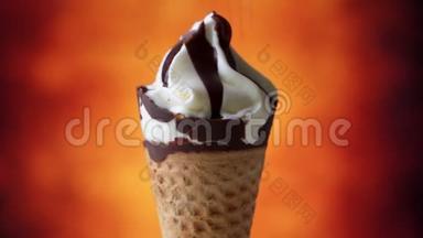 冰淇淋特写.. 五颜六色的洒在冰淇淋上。 华夫饼锥冰淇淋，棕色旋转