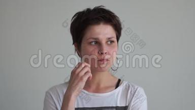 一个体贴的女孩，穿着刺鼻，坐在斯洛文尼亚的工作室里，努力思考