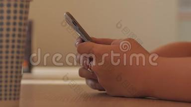年轻的女人坐在咖啡馆里，用手机打字。 <strong>网店</strong>的概念..