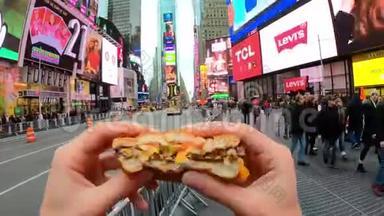 年轻人在时代广场吃汉堡包的时间