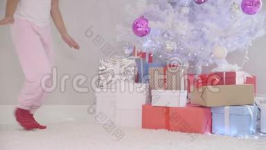 好奇的小女孩在夜里不被人注意到圣诞树，打开礼物盒，从里面发出神奇的光芒