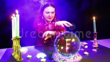 一个在魔法沙龙里的吉普赛人正在用<strong>水晶球</strong>进行魔法，从<strong>水晶球</strong>中出现了火号瑞士法郎