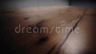 关闭抛光木桌和其<strong>表</strong>面的开槽光束。 <strong>库存</strong>录像。 天然木质纹理