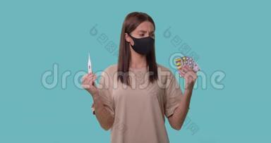 戴着医用口罩的患病妇女拿着体温计和一包药丸