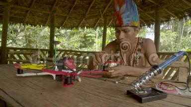 土著男子在自己的<strong>屋子</strong>里坐着，正在建造一个医生