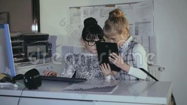 两个小<strong>女生</strong>在<strong>办公</strong>室用平板电脑做建议。 4K