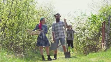 家庭农民概念。 家庭幸福。 幸福的家庭农民在春天的田野上和土豆泥一起工作。 生态度假村活动