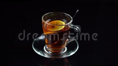 黑底茶托杯杯中加入柠檬红茶