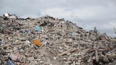 地震废墟和受损建筑物.. 摧毁和倒塌了城里的房子。 残骸和碎片。 砖堆，灰尘，混凝土