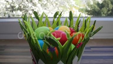厨房窗户旁漂亮的篮子里有五颜六色的复活节彩蛋。