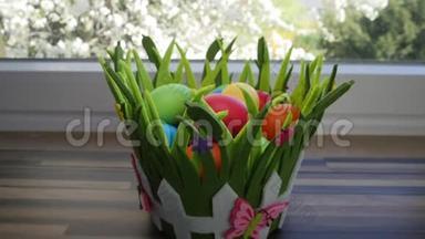 厨房窗户旁漂亮的篮子里有五颜六色的复活节彩蛋。