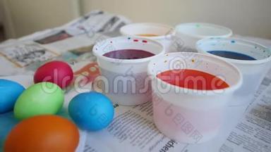报纸上桌上新涂了五颜六色的复活节彩蛋