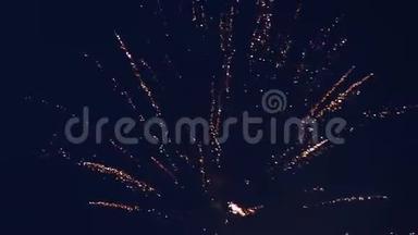 在夜空中闪耀着闪耀的烟花和波克灯。 焰火表演。 新年`<strong>除夕</strong>烟火庆典
