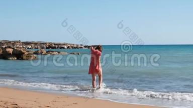 年轻迷人的女孩沿着沙滩散步。 布鲁内特女孩在海滨玩得很开心。 女孩在<strong>海边晒太阳</strong>。 女孩放松
