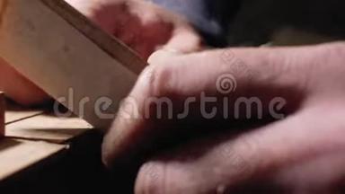 一个木工师傅用砂纸把<strong>木梳</strong>手工磨碎. 4千克