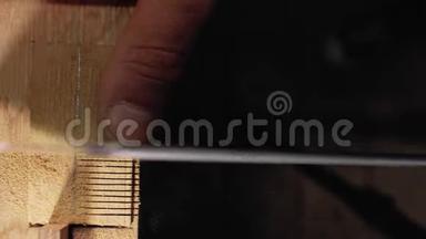 工匠木匠用手锯特写在木梳上做了一个切口。 4千克