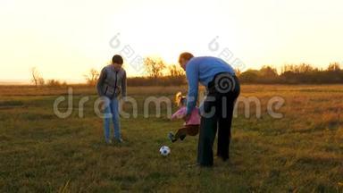 父亲和孩子们和小<strong>女儿</strong>玩球。 日落时，<strong>一家人</strong>在公园里和一个小孩子玩。 爸爸玩游戏