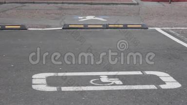 在人行道上分别标志残疾人和人。 运输符号