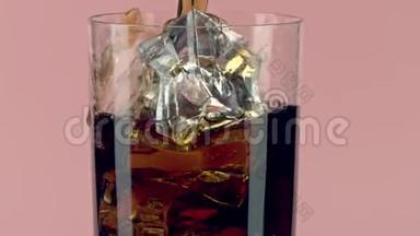 将<strong>可乐倒</strong>入装有冰块的玻璃杯中，放在红色上