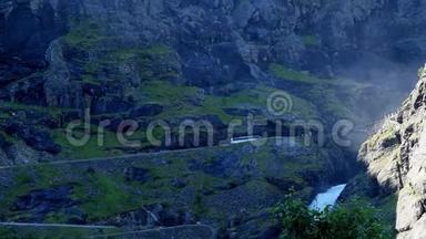 旅游教练巴士上升到Trollstigen或Troll路径，并跨越石拱桥瀑布。 <strong>细微</strong>的变焦。
